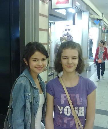 selena-monte-carlo-fan-3 - a SELL 2