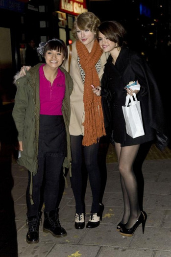 selena-taylor-londra-8-533x800 - a SELL 2