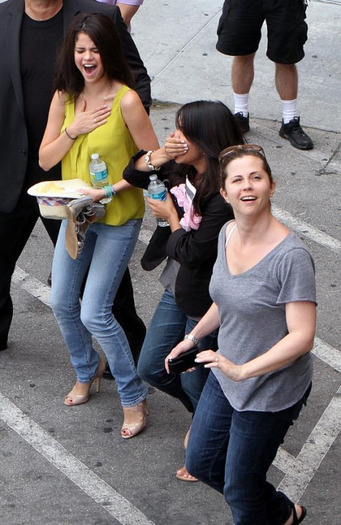 selena-gomez-miami-beach-beauty-4_0-521x800 - a SELL 2