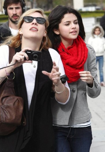 selena-gomez-paris-stroll-14_01-530x766 - a SELL 2