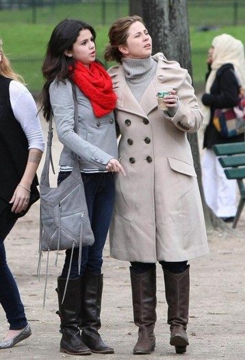 selena-gomez-paris-stroll-25-530x776 - a SELL 2
