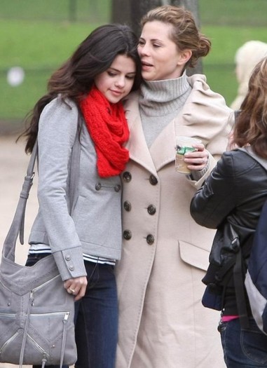 selena-gomez-paris-stroll-27-530x730 - a SELL 2