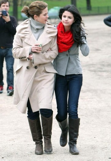 selena-gomez-paris-stroll-30-530x763 - a SELL 2