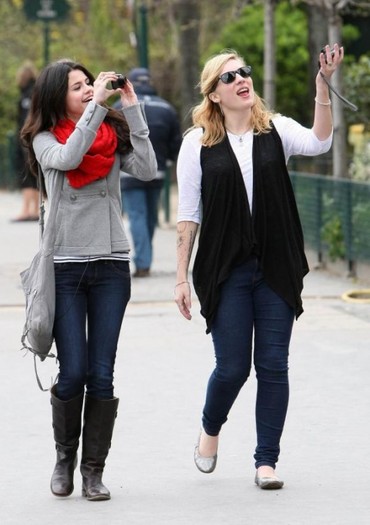 selena-gomez-paris-stroll-32-530x751 - a SELL 2