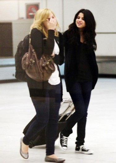 selena-gomez-paris-stroll-36_0-530x742 - a SELL 2