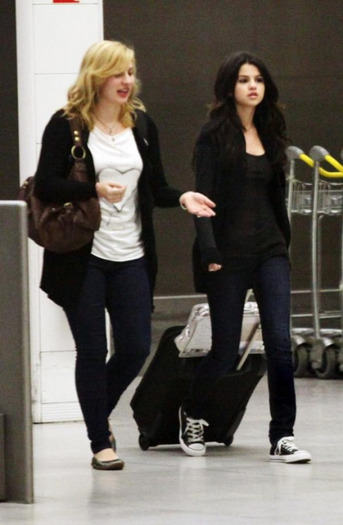 selena-gomez-paris-stroll-39-524x800 - a SELL 2