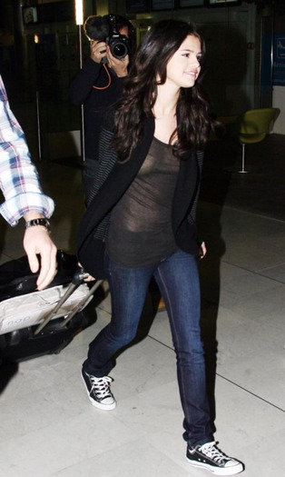 selena-gomez-paris-stroll-40_0-479x800 - a SELL 2