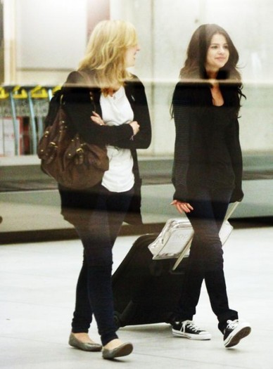 selena-gomez-paris-stroll-47-530x716 - a SELL 2