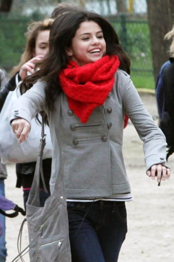 selena-gomez-paris-stroll-62_0-530x796 - a SELL 2
