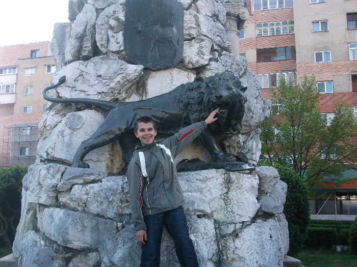 Andrei si statuia lui Tudor Vladimirescu
