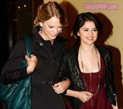 taylor-swift-selena - a SELL 2
