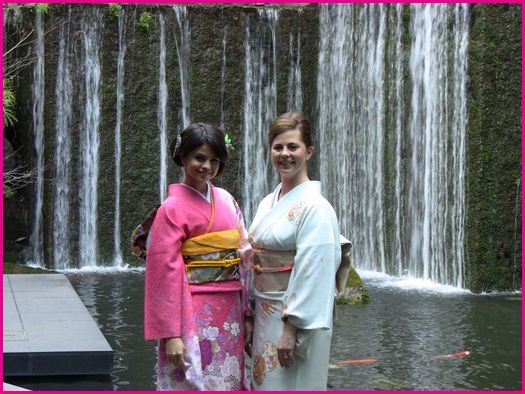 Selena-Gomez-Kimono - a SELL 3