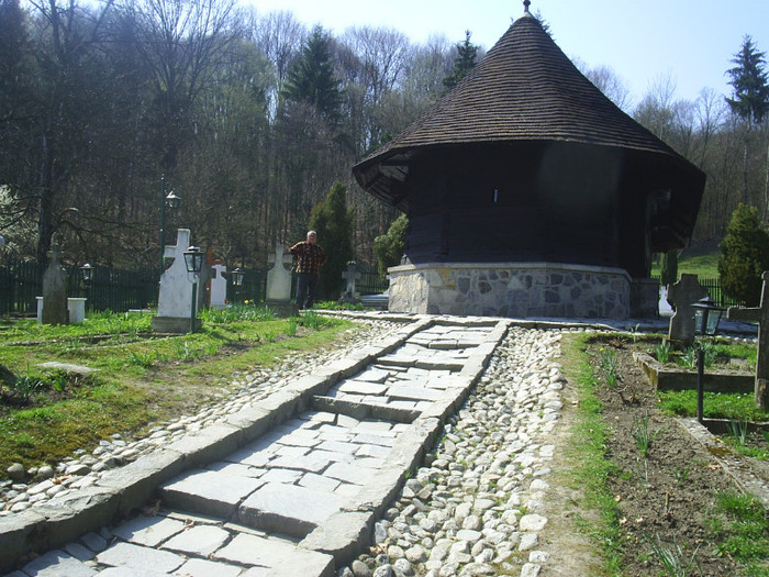 MANASTIREA DINTR-UN LEMN