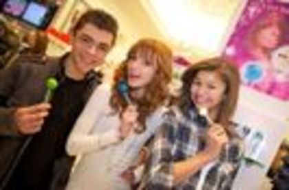 31900006_HXSHTBOIX - Zendaya Coleman Si Bella Thorne