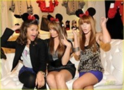 35880930_MYVAWNPWI - Zendaya Coleman Si Bella Thorne