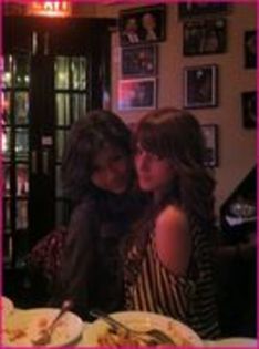 35880951_CNWICCUAZ - Zendaya Coleman Si Bella Thorne
