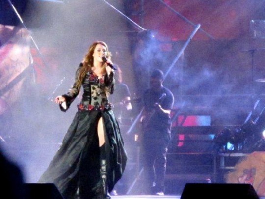 miley-cyrus-pantless-2-540x405 - Miley Cyrus intr-un concert incendiar in Peru