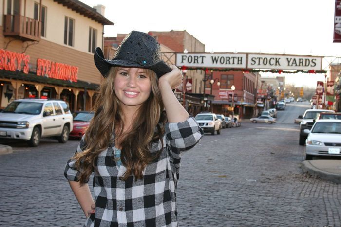Debby.Mi`a vorbit multe de tine Selena. :) Debby.Mi`a vorbit multe de tine Selena. :)