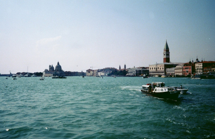 CU BARCA PE CANAL VENEZIA - crociera 2005