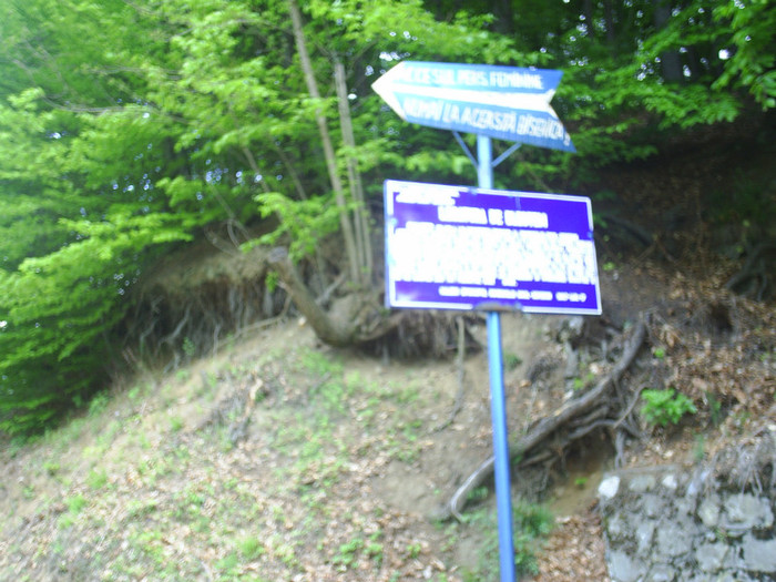 Tusnad schit-tablita spune ca ,de aici in sus nu au voie femeile