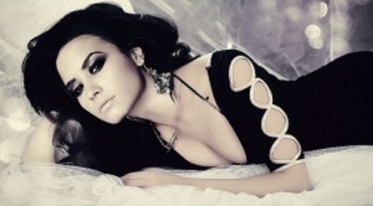 demi-lovato-on-the-bed-sexy-300x166[1] - MeAndreea