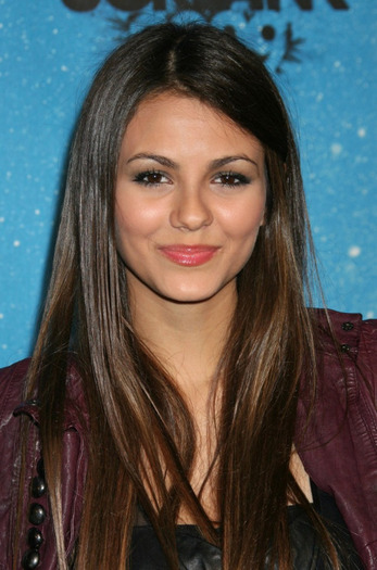 victoria-justice-long-hairstyle-oct-09-679x1024