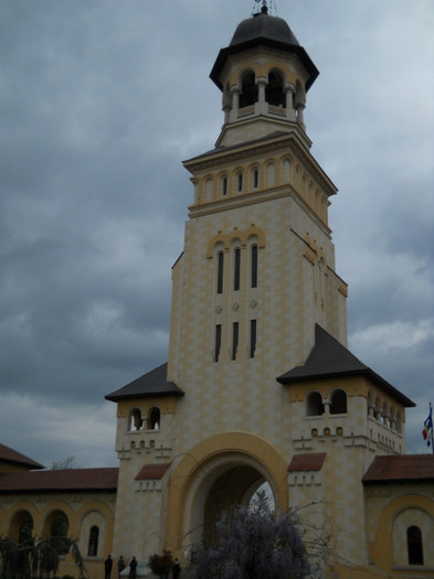 clopotarnita catedralei,intrarea in incinta catedralei - prin alba-iulia