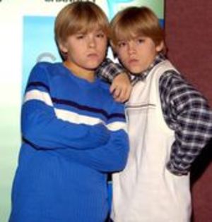 12298904_RLRWNEIGA - cole sprouse si dylan sprouse cand erau mici