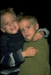 BMBHTISICAYOENVMHKD - cole sprouse si dylan sprouse cand erau mici