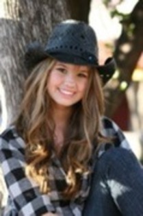 16764946_ZTJUTEZJE[1] - Debby Ryan