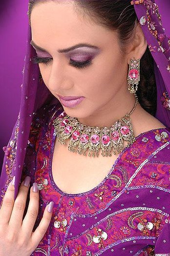 76568_132206410169111_100001392595271 - Hindi Make-up