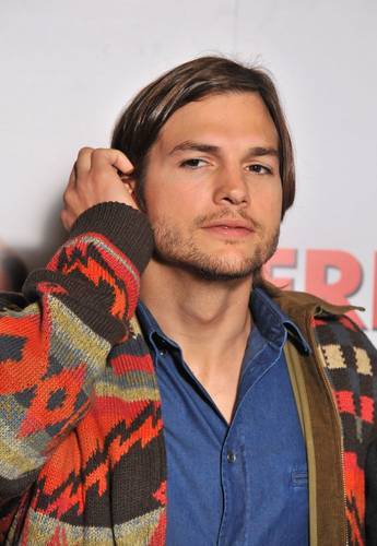 Ashton Kutcher - Ashton Kutcher- A mancat viermi intr-o emisiune TV