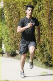 13165034_WITVAOIXI - Joe Jonas running