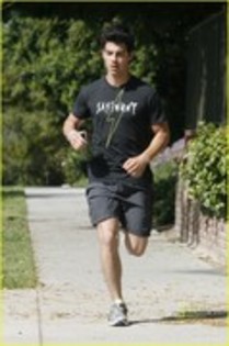 13165124_HRPCHIHAP - Joe Jonas running