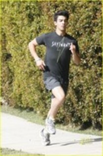 13165206_IZACDNCOX - Joe Jonas running