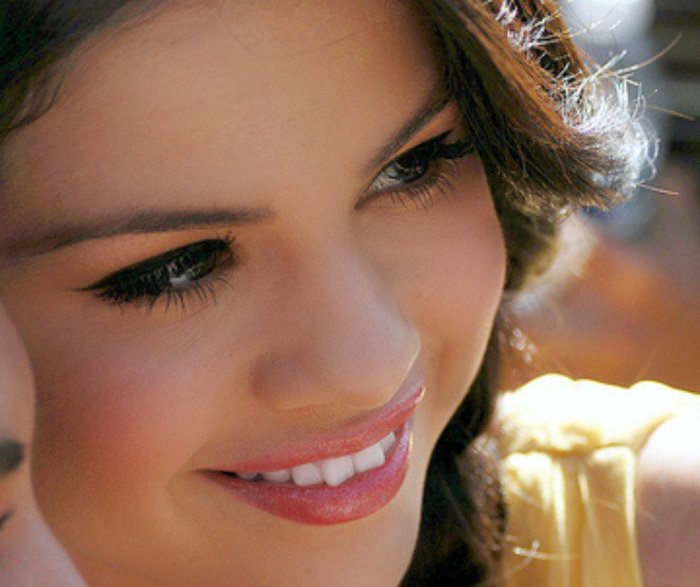 y - selena gomez