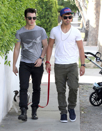 Joe+Jonas+Joe+Kevin+Jonas+Walking+Joe+Dog+qK5LF40Hv_zl - Joe And Kevin Jonas Walking Joe s Dog In Los Angeles