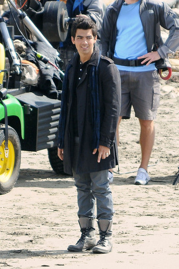 Joe+Jonas+drops+knees+while+filming+Jonas+_AqnD6geWtVl - Joe Jonas drops to his knees while filming the Jonas Brothers TV show