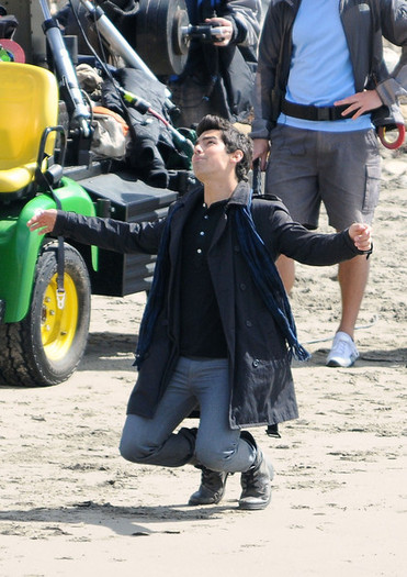 Joe+Jonas+drops+knees+while+filming+Jonas+1ibyHAN2vYgl