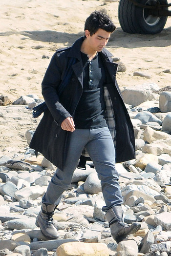 Joe+Jonas+drops+knees+while+filming+Jonas+o0cUCauDnbol