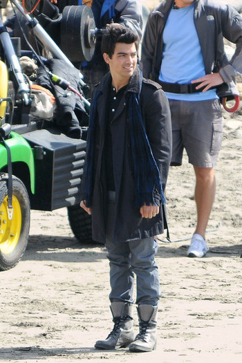 Joe+Jonas+drops+knees+while+filming+Jonas+Rj6troK-YTWl