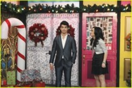 24675316_HXDWSEEQY - Joe Jonas In the Sonny Witbh A Chance Christmas
