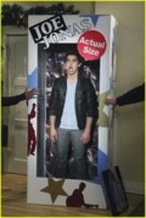 24675326_BTBZWENMB - Joe Jonas In the Sonny Witbh A Chance Christmas