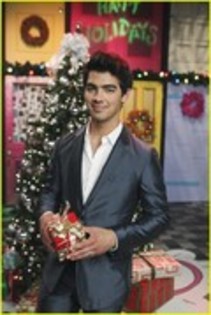 24675352_FNLTTTTFK - Joe Jonas In the Sonny Witbh A Chance Christmas