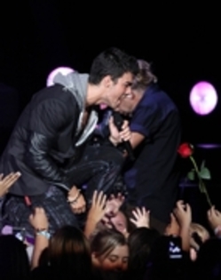 24829163_YJKHRILNS - Jonas Concert In Chicago