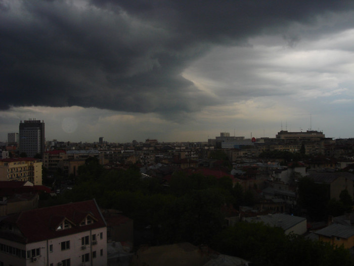 SE INTUNECA MAI TARE! - FURTUNA IN BUCURESTI