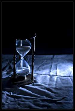 stream; clepsidra fotomodel pe intuneric
