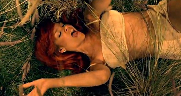 Rihanna+Rihanna+Performs+New+Music+Video+PAddZtWVZZRl