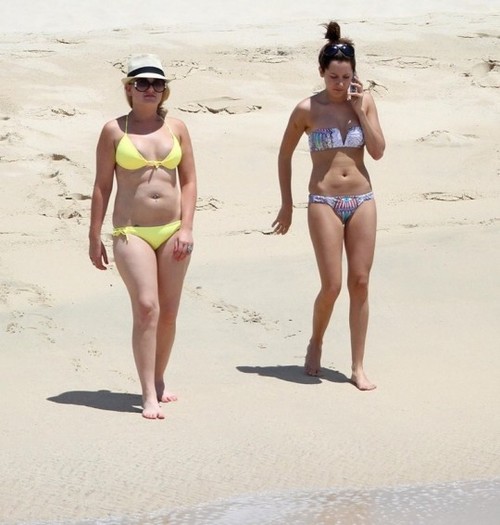 Vanessa-and-Ashley-7-540x566 - Vanessa Hudgens si Ashley Tisdale la plaja in Los Cabos