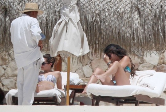 Vanessa-and-Ashley-11-540x364 - Vanessa Hudgens si Ashley Tisdale la plaja in Los Cabos